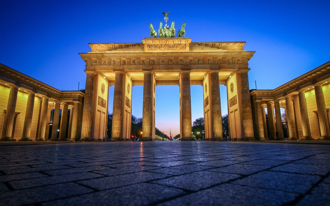 Beleuchtetes Brandenburger Tor zur blauen Stunde in Berlin