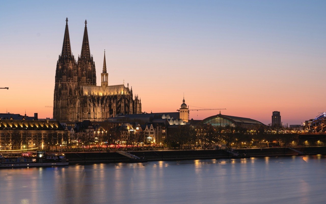 Kölner Dom in der Abenddämmerung am Rheinufer