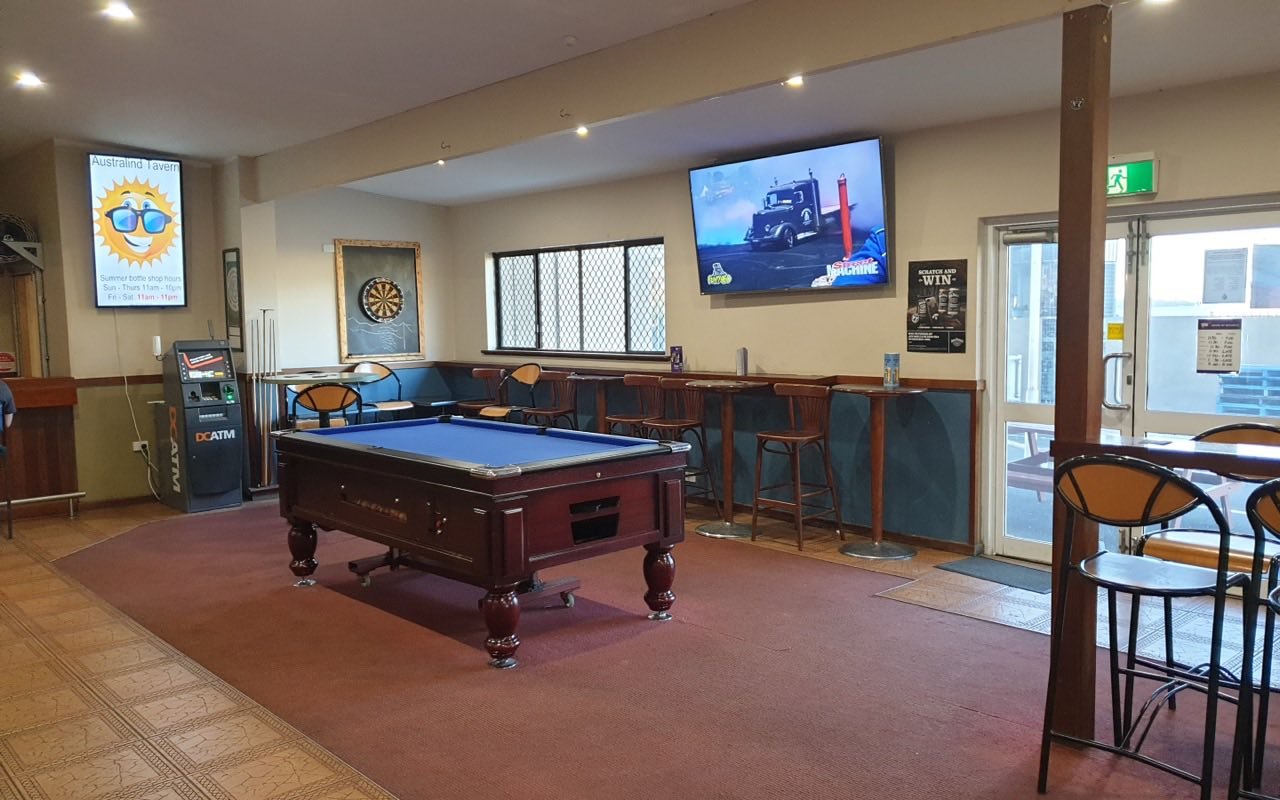 Symbolbild Billard/Darts/Shuffleboard: Billardtisch in einem Pub