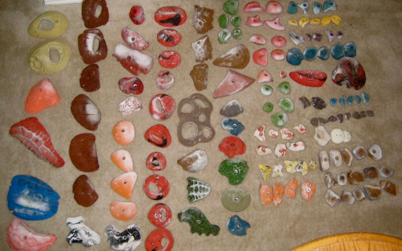Symbolbild Bouldern/Klettern: Viele bunte Klettergriffe nebeneinander