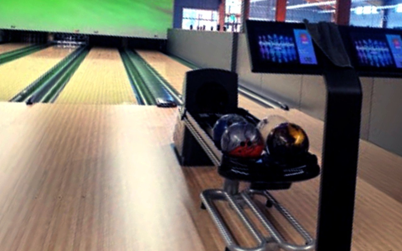 Symbolbild Bowling: Bowlingbahn mit Kugelrücklauf und Anzeige