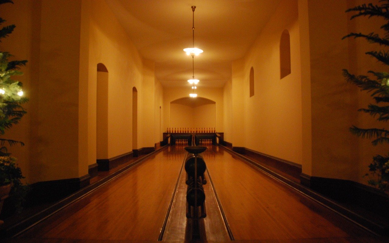 Symbolbild Bowling: Alte Kegelbahn mit warmem Licht