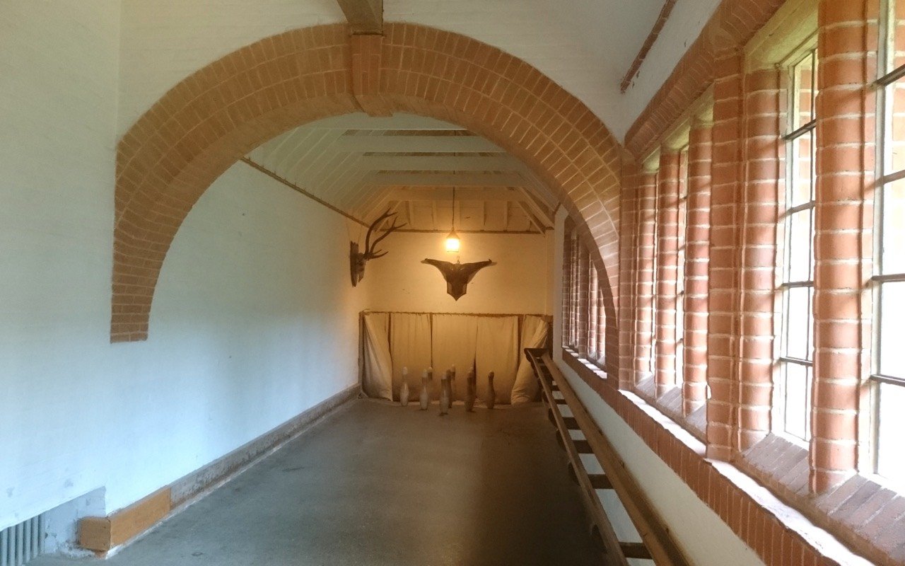 Symbolbild Kegeln: Historische Kegelbahn mit Rundbögen