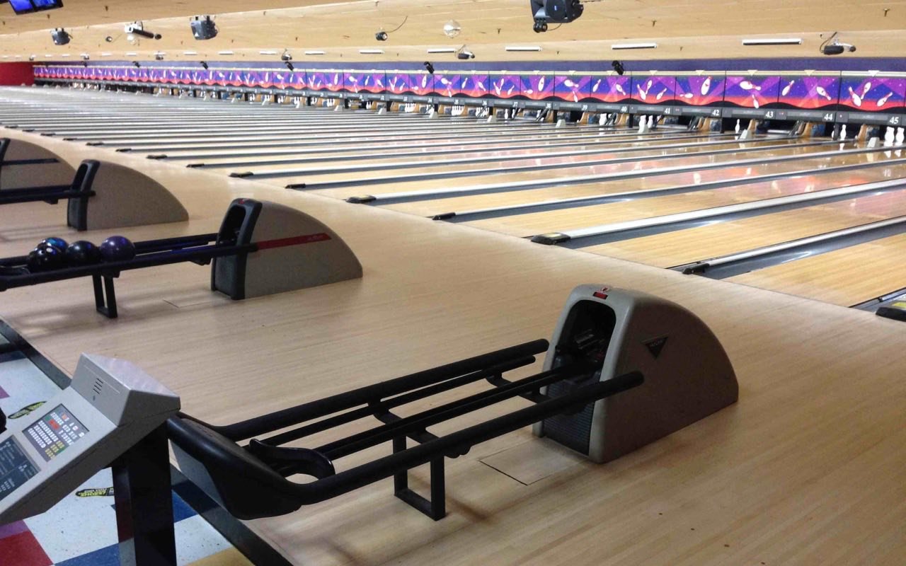 Symbolbild Bowling/Kegeln: Bowlingbahnen mit Kugelrücklauf