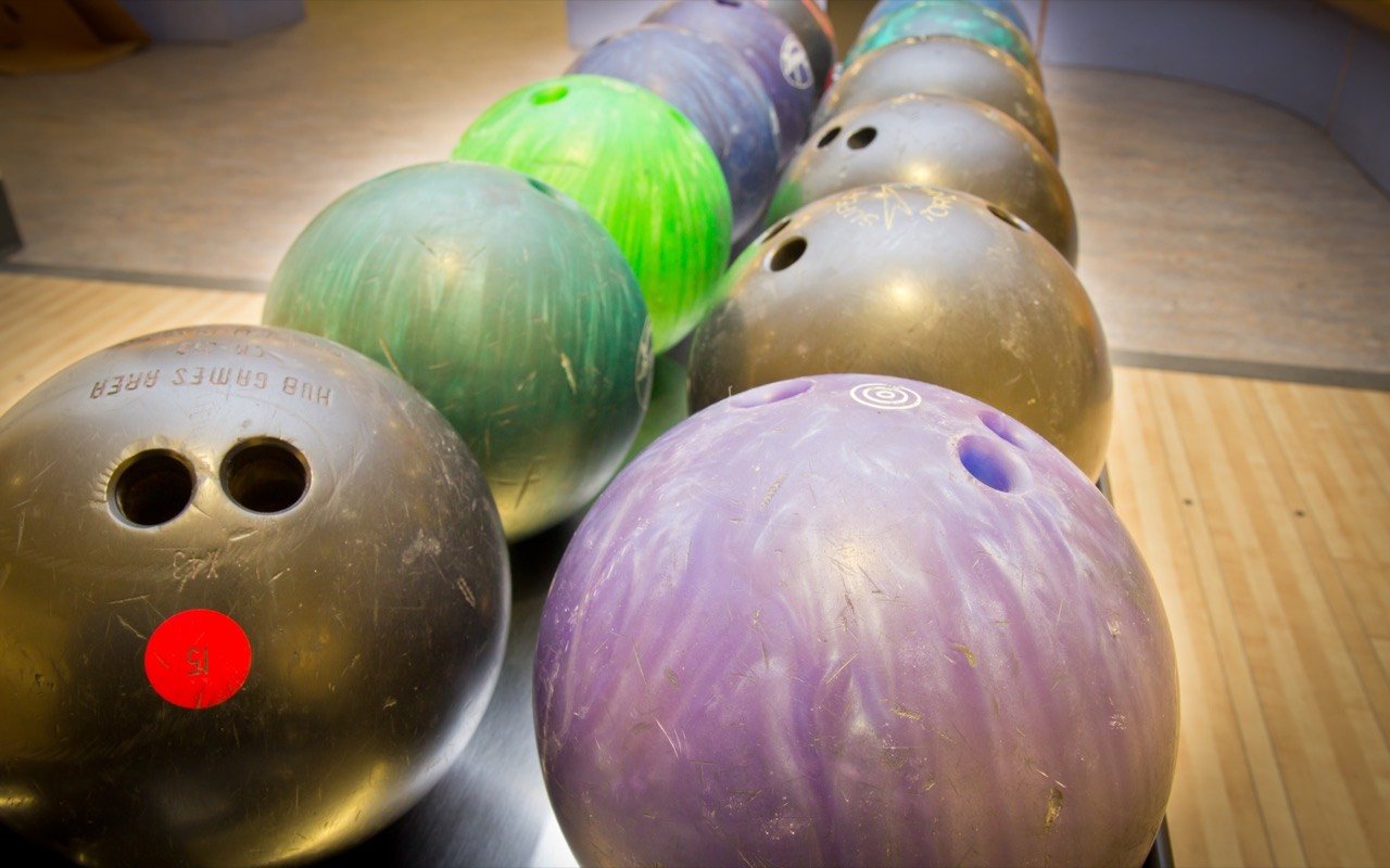 Symbolbild Kegeln: Bunte Bowlingkugeln in der Nahaufnahme