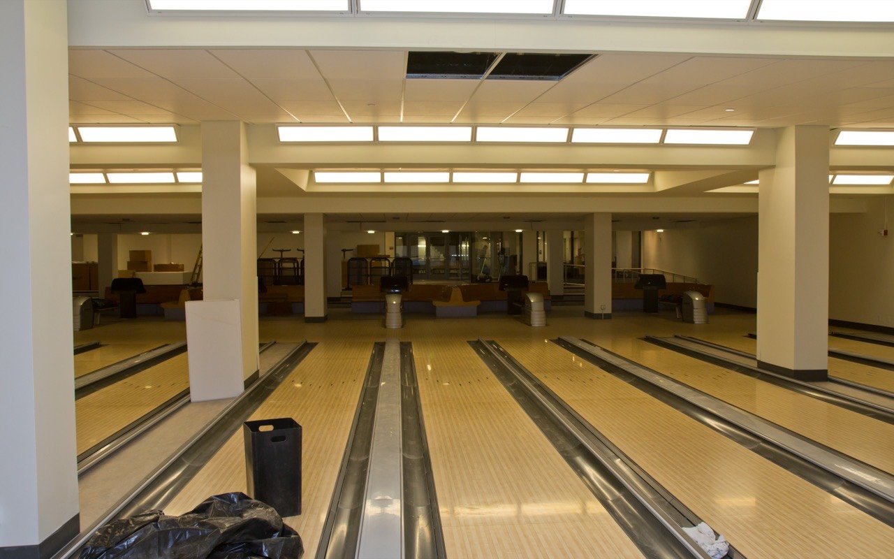Symbolbild Bowling: Helle Bowlinghalle mit mehreren Bahnen