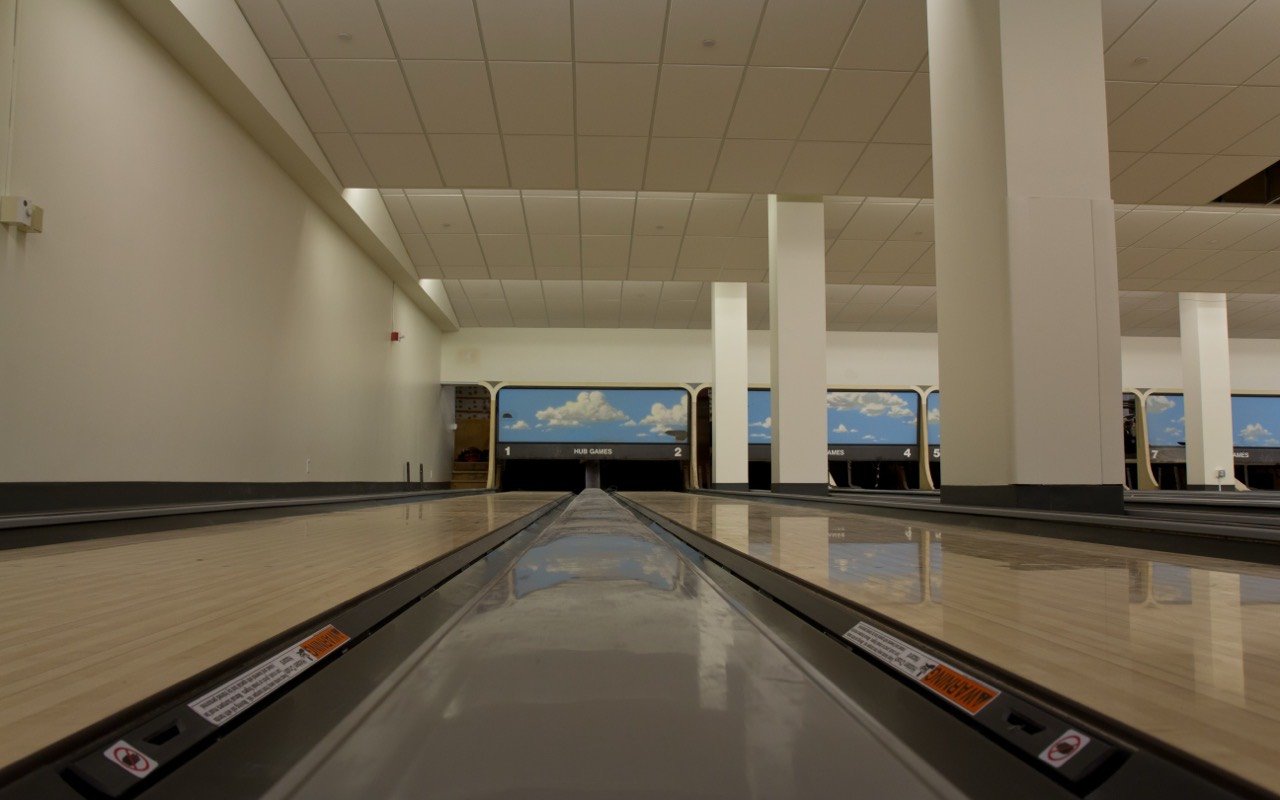 Symbolbild Bowling: Glänzende Bowlingbahn aus der Froschperspektive