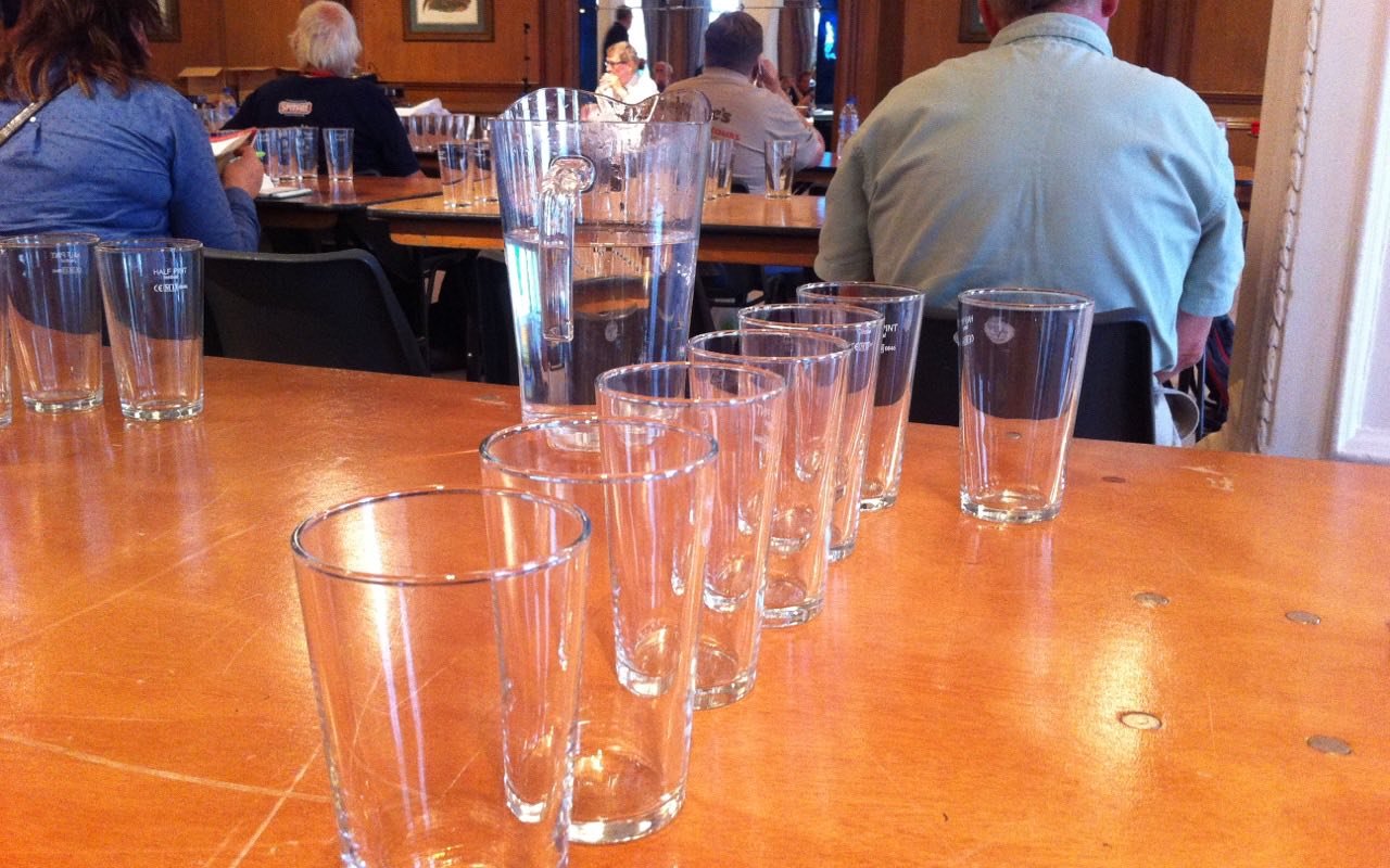 Symbolbild Brauereiführung/Bierverkostung: Biergläser auf einem Tisch bei einer Verkostung
