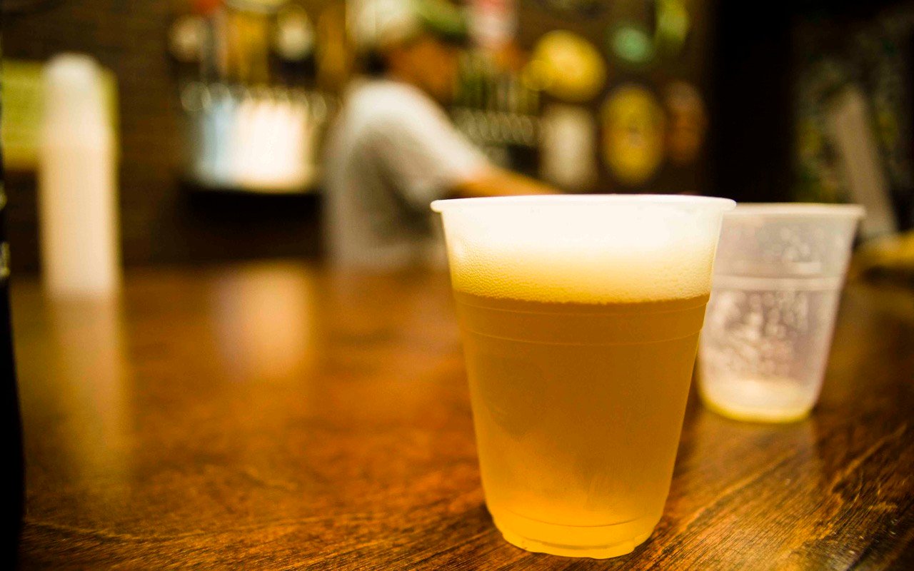 Symbolbild Brauereiführung/Bierverkostung: Frisch gezapftes Craft Beer im warmen Licht