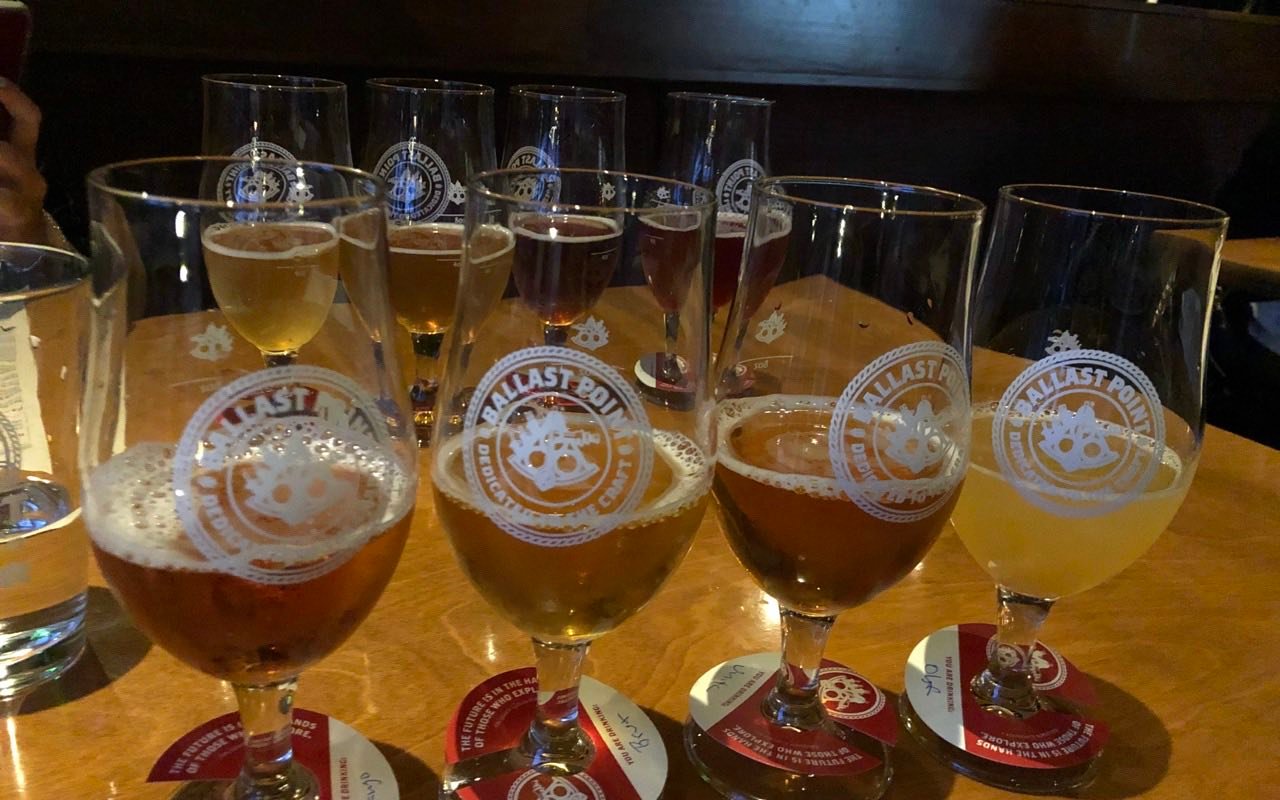 Symbolbild Brauereiführung/Bierverkostung: Reihe von Probiergläsern bei einer Bierverkostung
