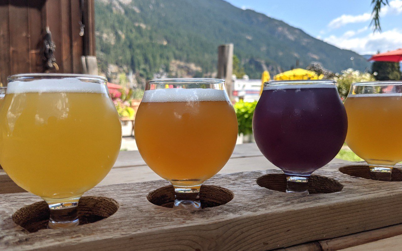 Symbolbild Brauereiführung/Bierverkostung: Bierverkostung mit vier Sorten auf einem Brett
