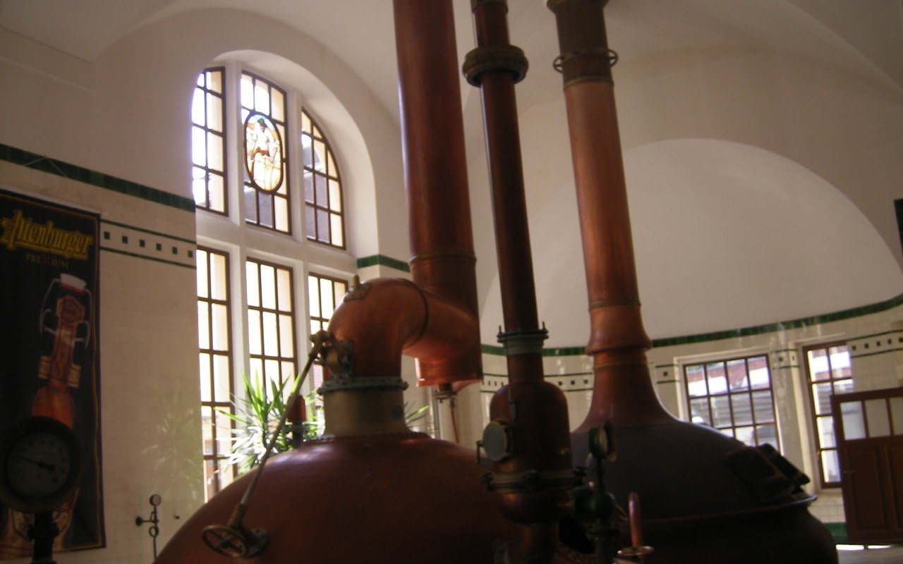 Symbolbild Brauerei/Bierverkostung: Historisches Sudhaus mit Kupferkesseln
