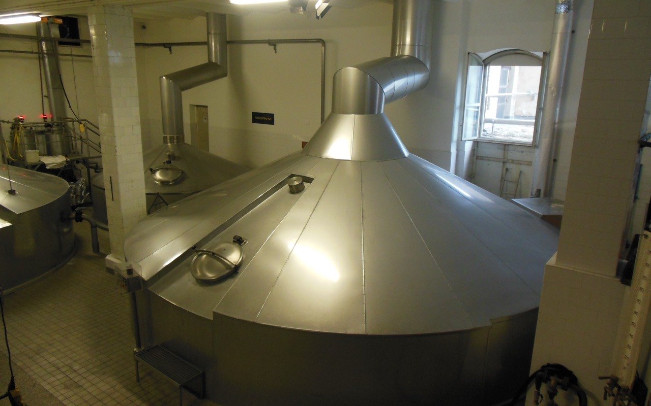 Symbolbild Brauerei/Bierverkostung: Sudhaus mit Edelstahlkesseln bei einer Führung