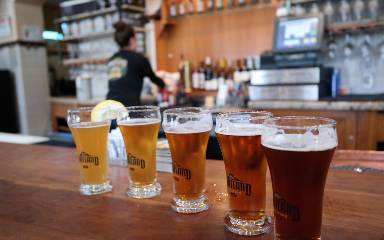 Symbolbild Brauereiführung/Bierverkostung: Probierglas Reihe bei einer Bierverkostung