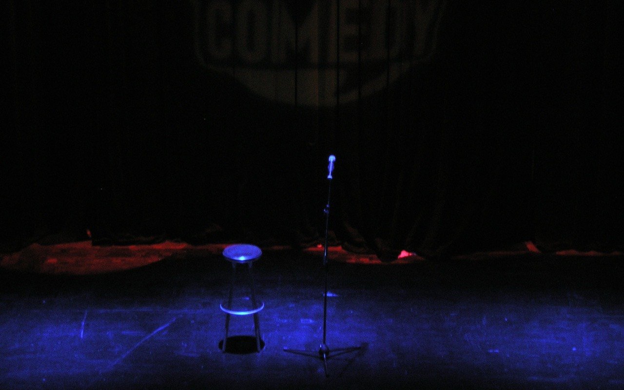 Symbolbild Varieté/Theater: Dunkle Comedybühne mit Mikrofon