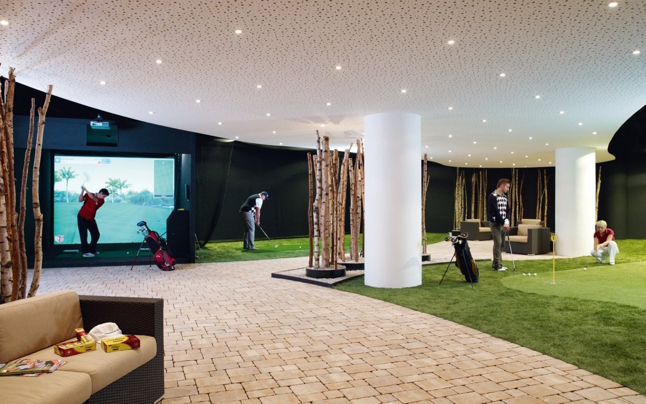 Symbolbild Indoor Golf: Indoor Golfanlage mit Simulatoren