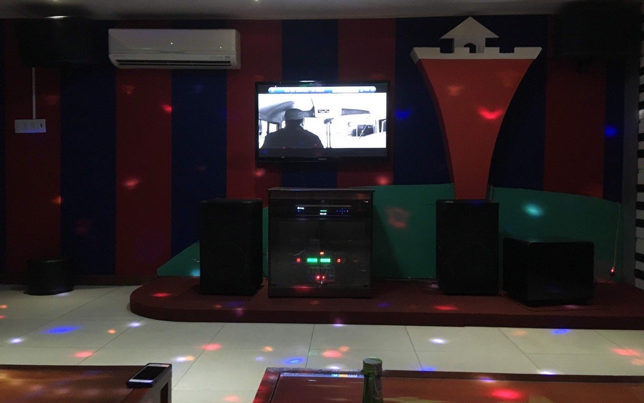 Symbolbild Karaoke: Karaokeraum mit Bildschirm und Discolicht