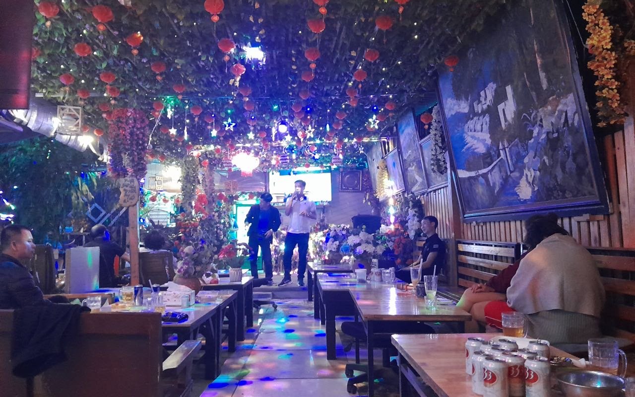 Symbolbild Karaoke: Karaokebar am Abend mit bunter Beleuchtung