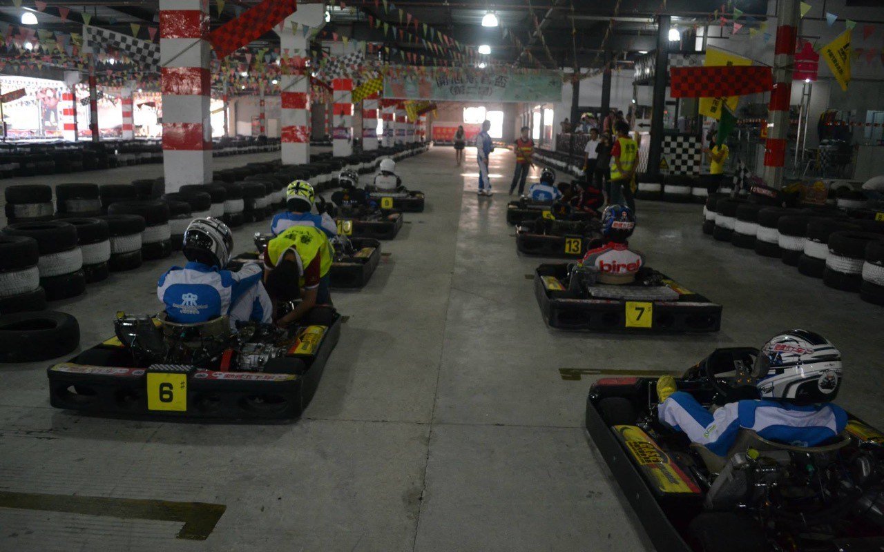 Symbolbild Kart: Karts in einer Indoor Kartbahn