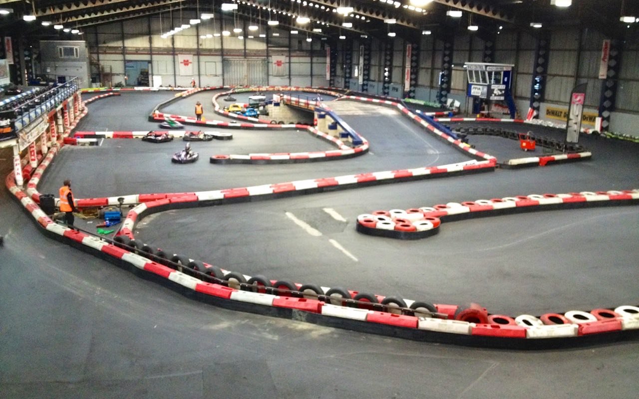 Symbolbild Kart: Indoor Kartbahn von oben