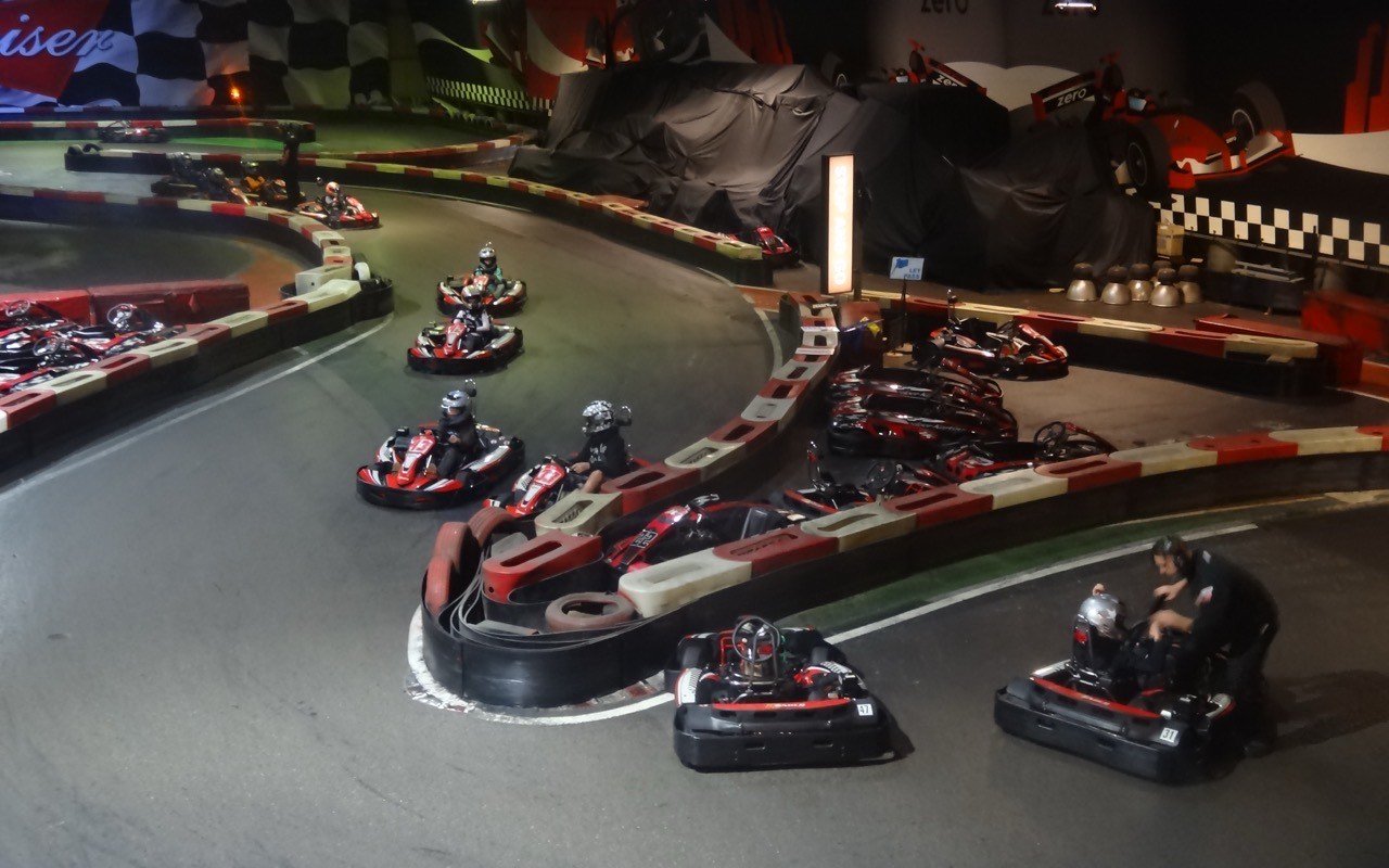 Symbolbild Kart: Karts auf einer Indoor Strecke