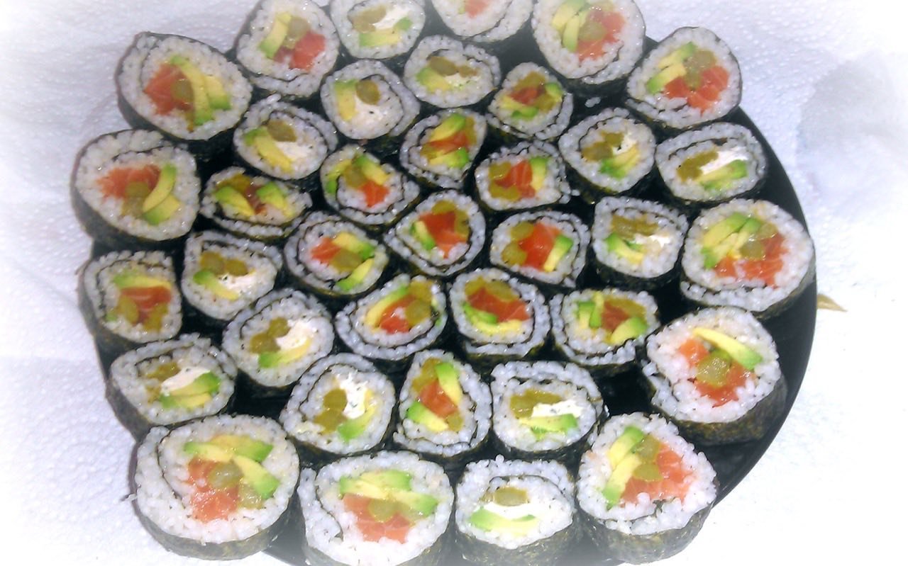 Symbolbild Kochkurs: Selbst gerollte Sushi auf einem Teller