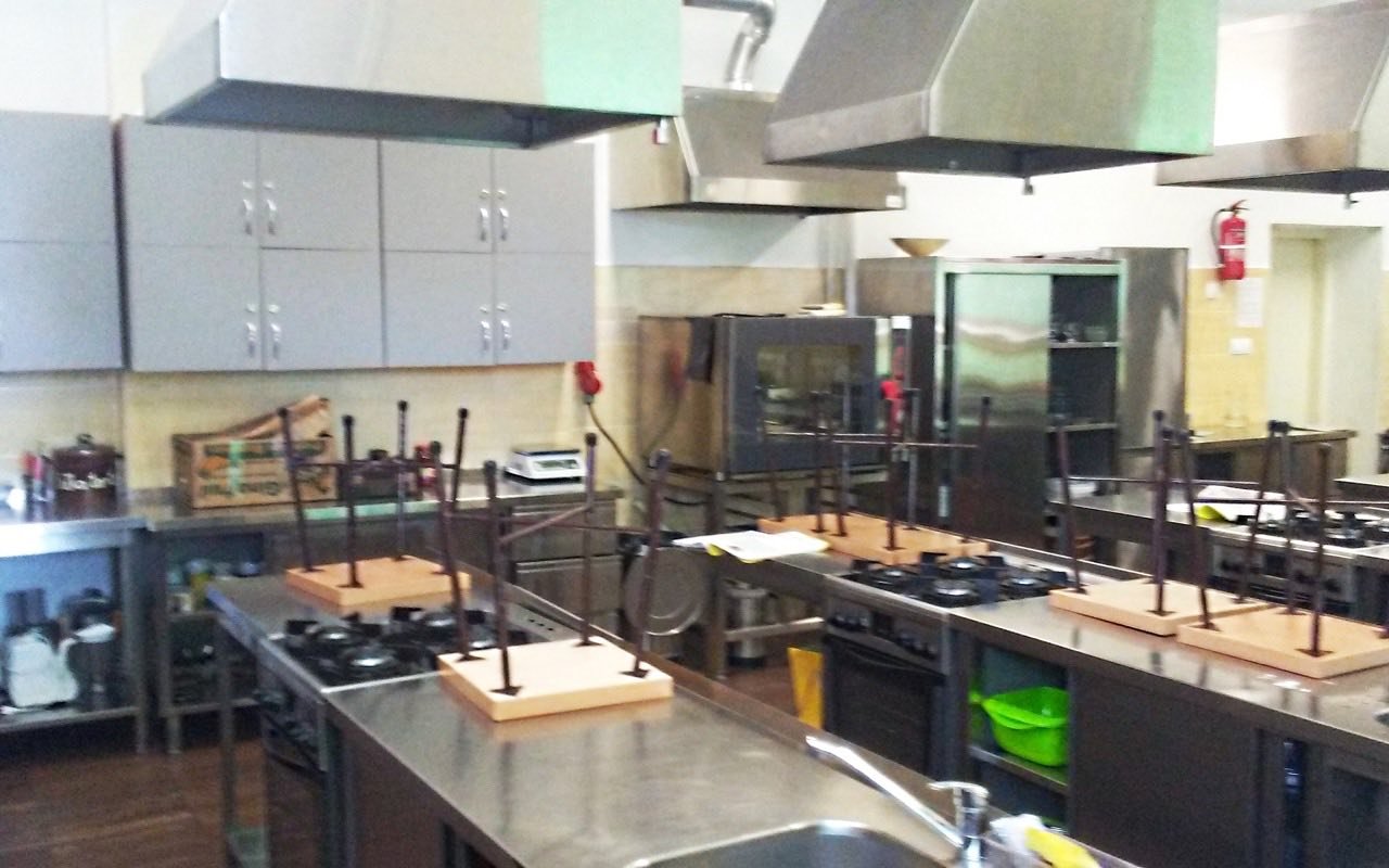 Symbolbild Kochkurs: Kochschule mit mehreren Kochstationen