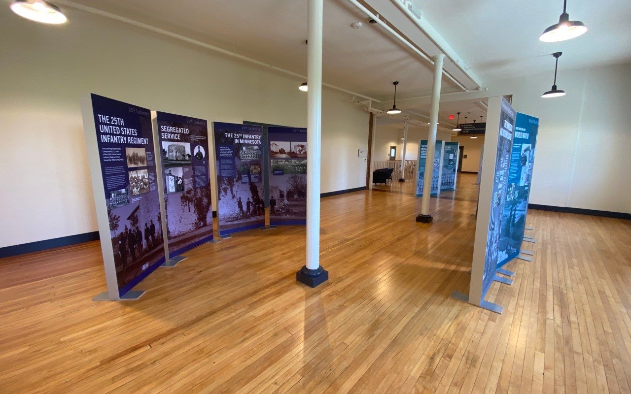Symbolbild Museum: Ausstellungsfläche mit Infotafeln und Holzboden