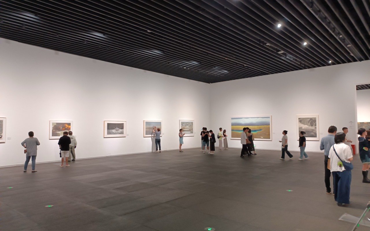 Symbolbild Museum: Heller Ausstellungssaal mit Gemälden und Besuchern