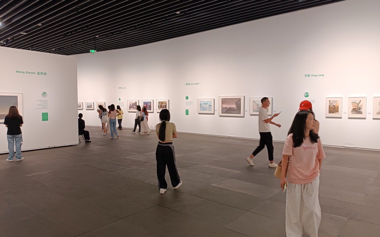 Symbolbild Museum/Ausstellung: Weiße Galerie mit Bildern an den Wänden