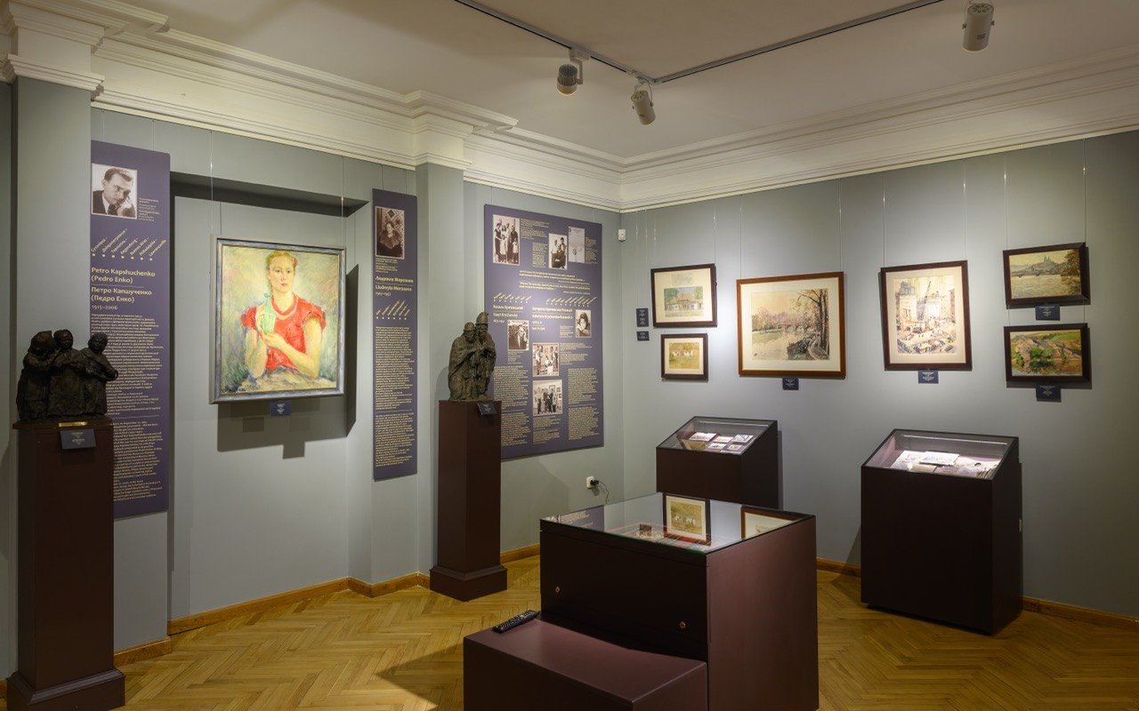 Symbolbild Museum: Museumsraum mit Vitrinen und Bildern