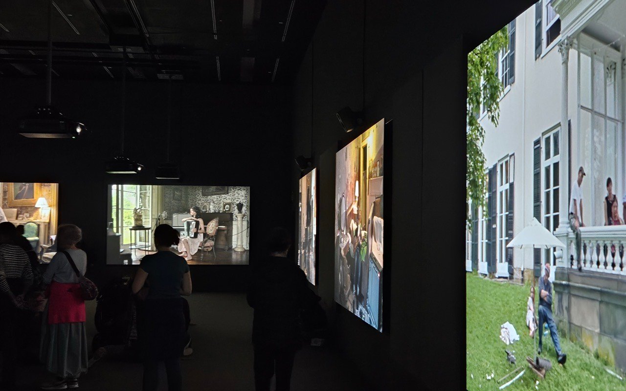 Symbolbild Museum: Dunkle Ausstellungshalle mit Videoprojektionen