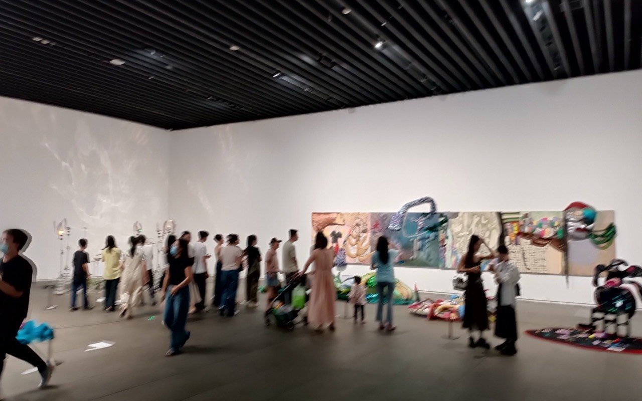Symbolbild Museum: Große Galerie mit Kunstwerken und Besuchern