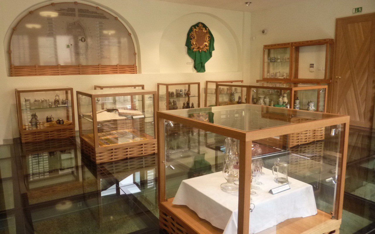 Symbolbild Immersive Ausstellung: Museumsraum mit Glasvitrinen