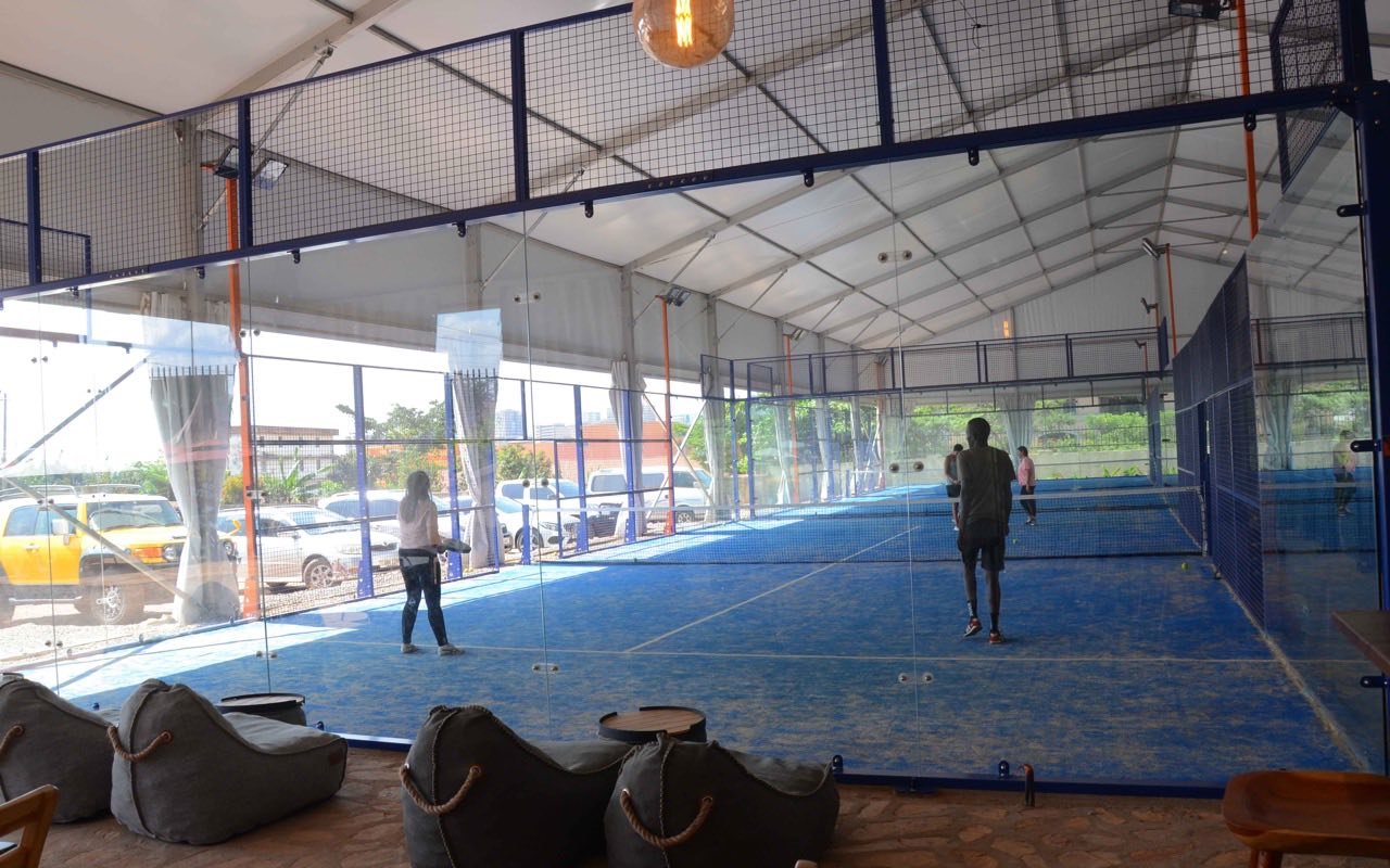 Symbolbild Padel/Tischtennis: Padelplatz in einer Zelthalle