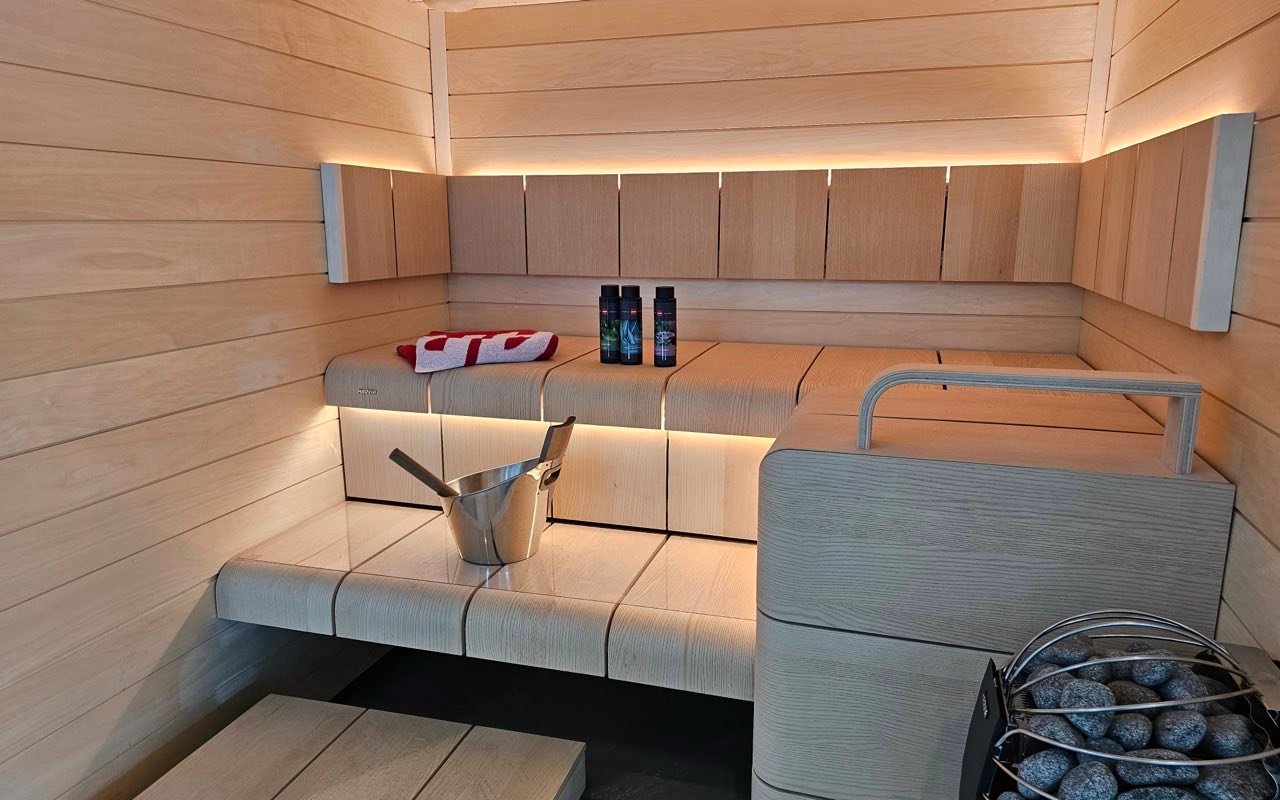 Symbolbild Spa/Therme/Sauna: Moderne Sauna mit hellen Holzbänken