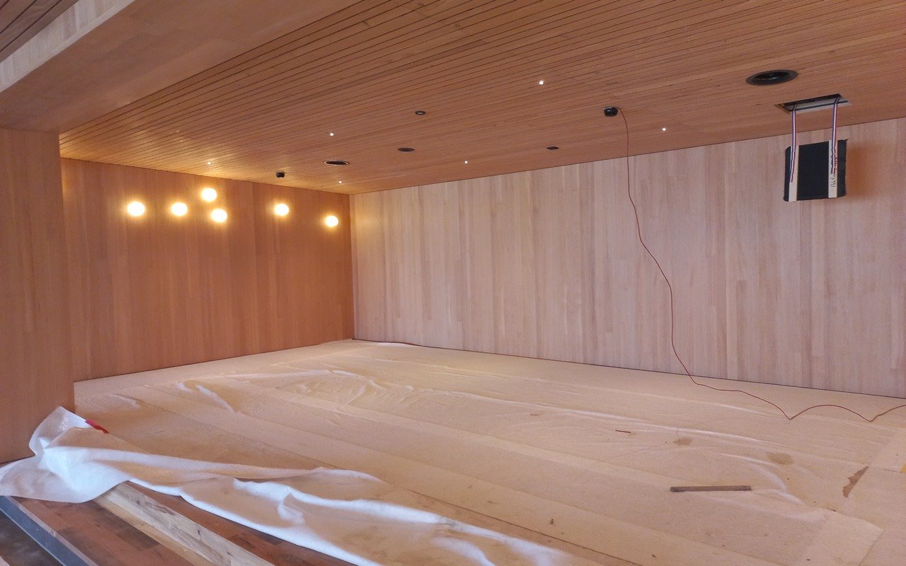 Symbolbild Spa/Therme/Sauna: Helle Sauna in einem Hallenbad