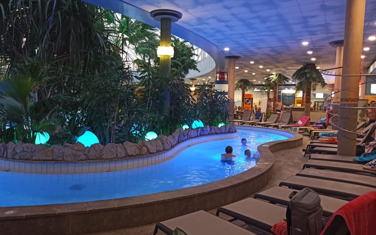 Symbolbild Spa/Therme/Sauna: Beleuchtetes Innenbecken einer Therme