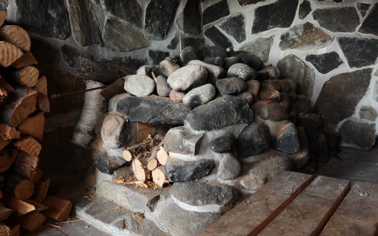 Symbolbild Sauna/Therme: Saunaofen mit heißen Steinen