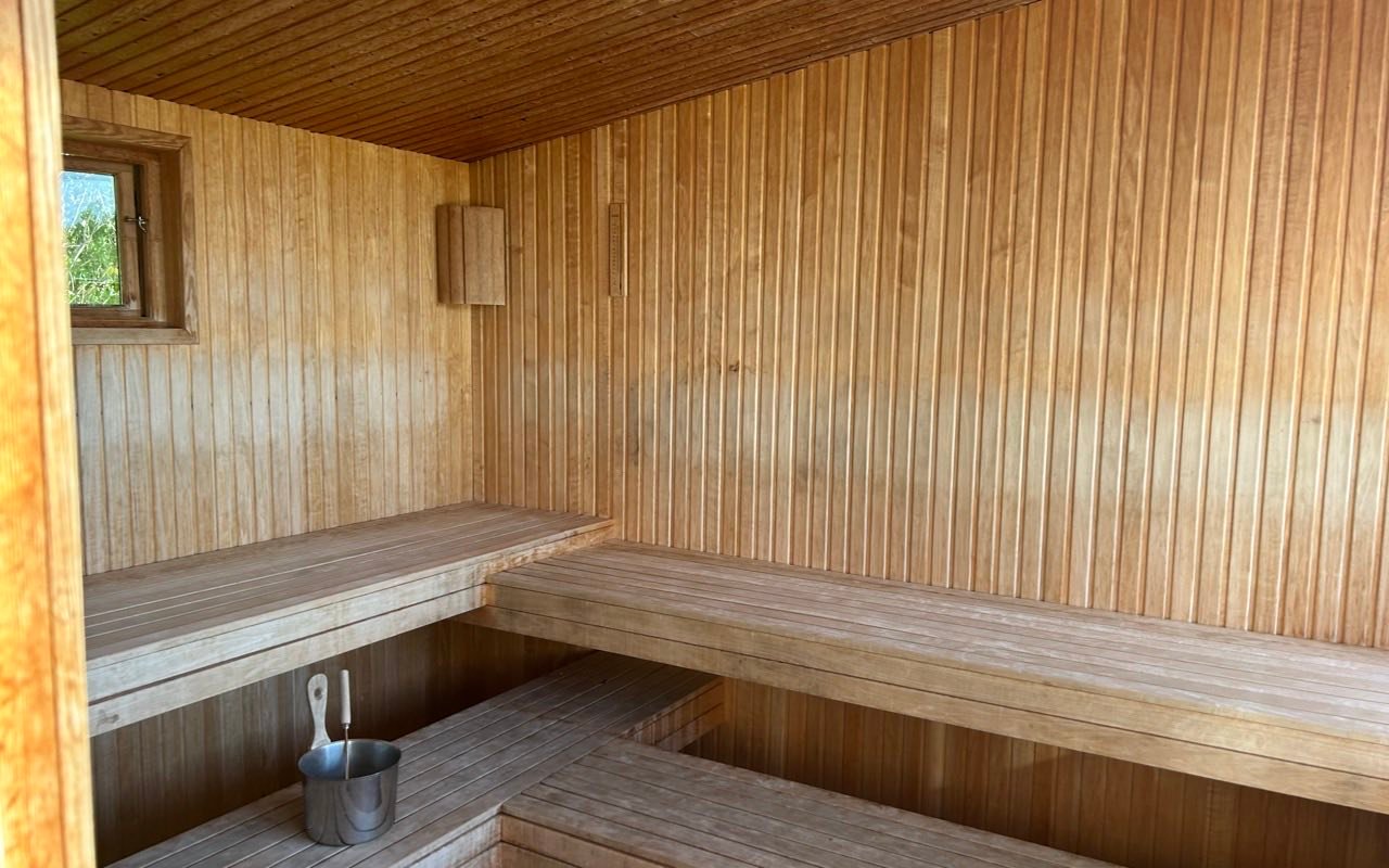 Symbolbild Sauna/Therme: Holzsauna mit Fenster