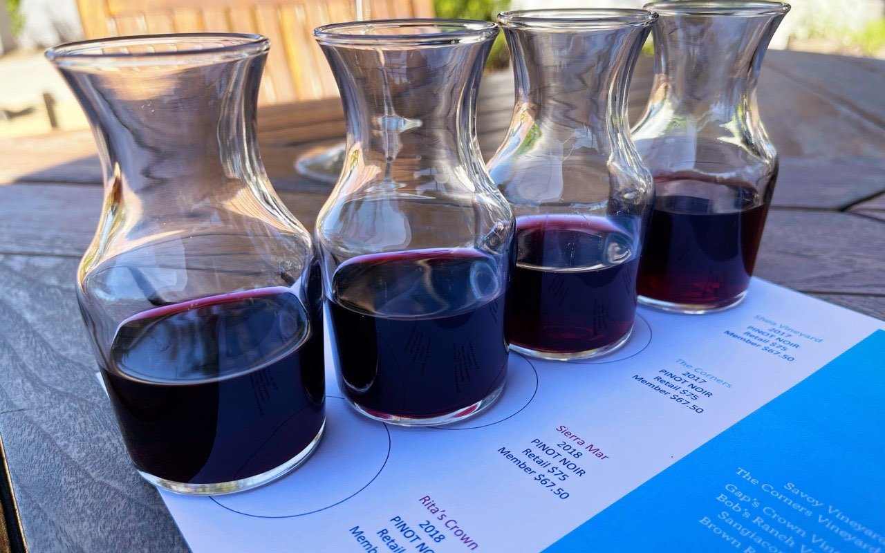 Symbolbild Cocktailkurs: Karaffen mit Rotwein bei einer Verkostung